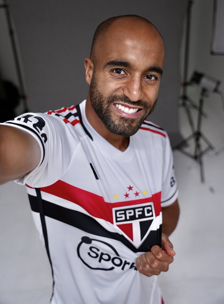 diario_spfc's tweet photo. Lucas será o capitão do São Paulo no jogo de hoje https://t.co/5uw3HmUeEl