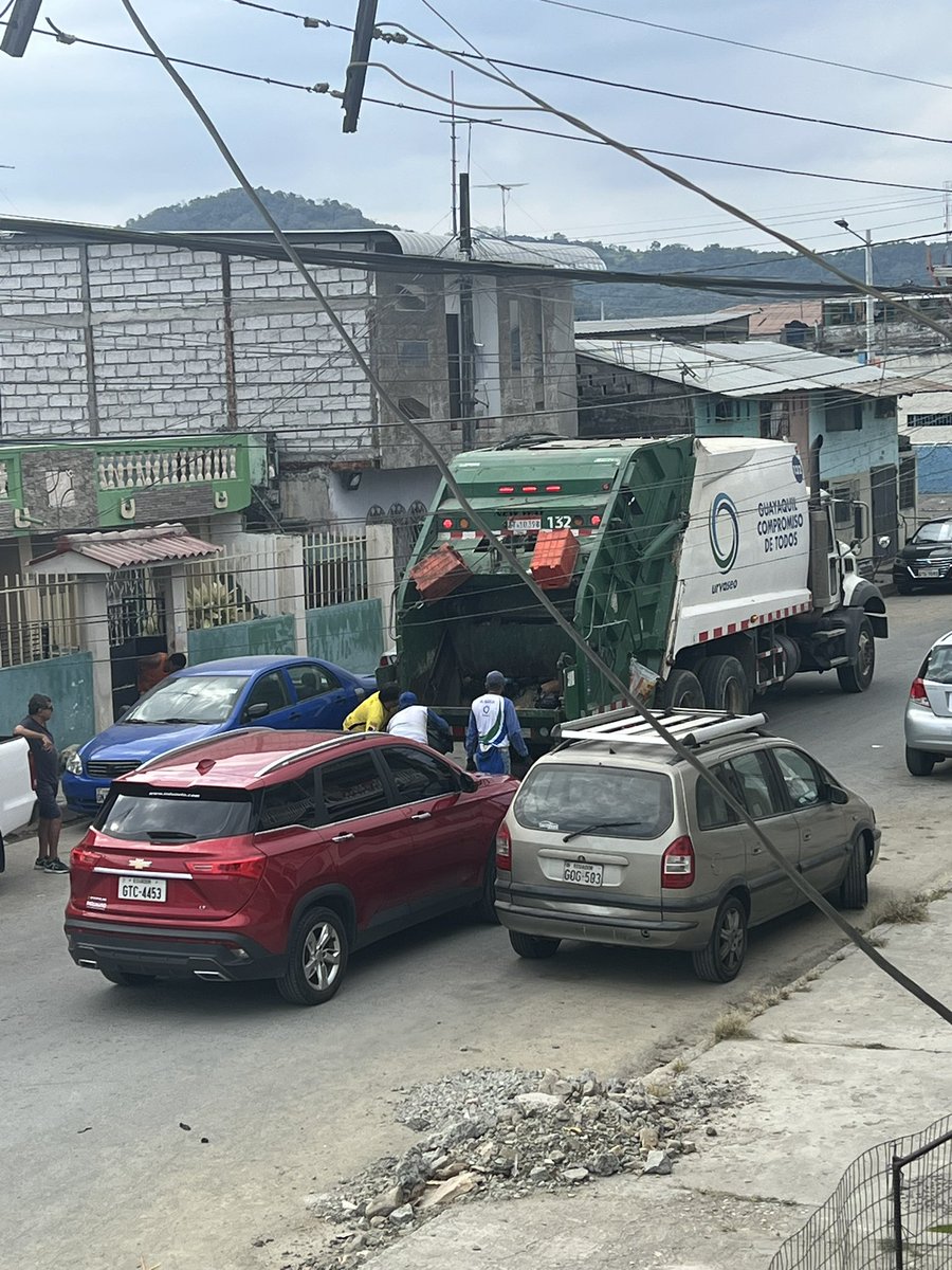 Cinthia_CM's tweet photo. Sres de @urvaseo los recorridos deben ser completos en las calles de #Guayaquil ya que la unidad #132 de placa que termina en 10398 los días que pasa por la calle 23 no avanza hacia Portete cuando la calle ya esta habilitada @aquilesalvarez https://t.co/8uuat6mmBk