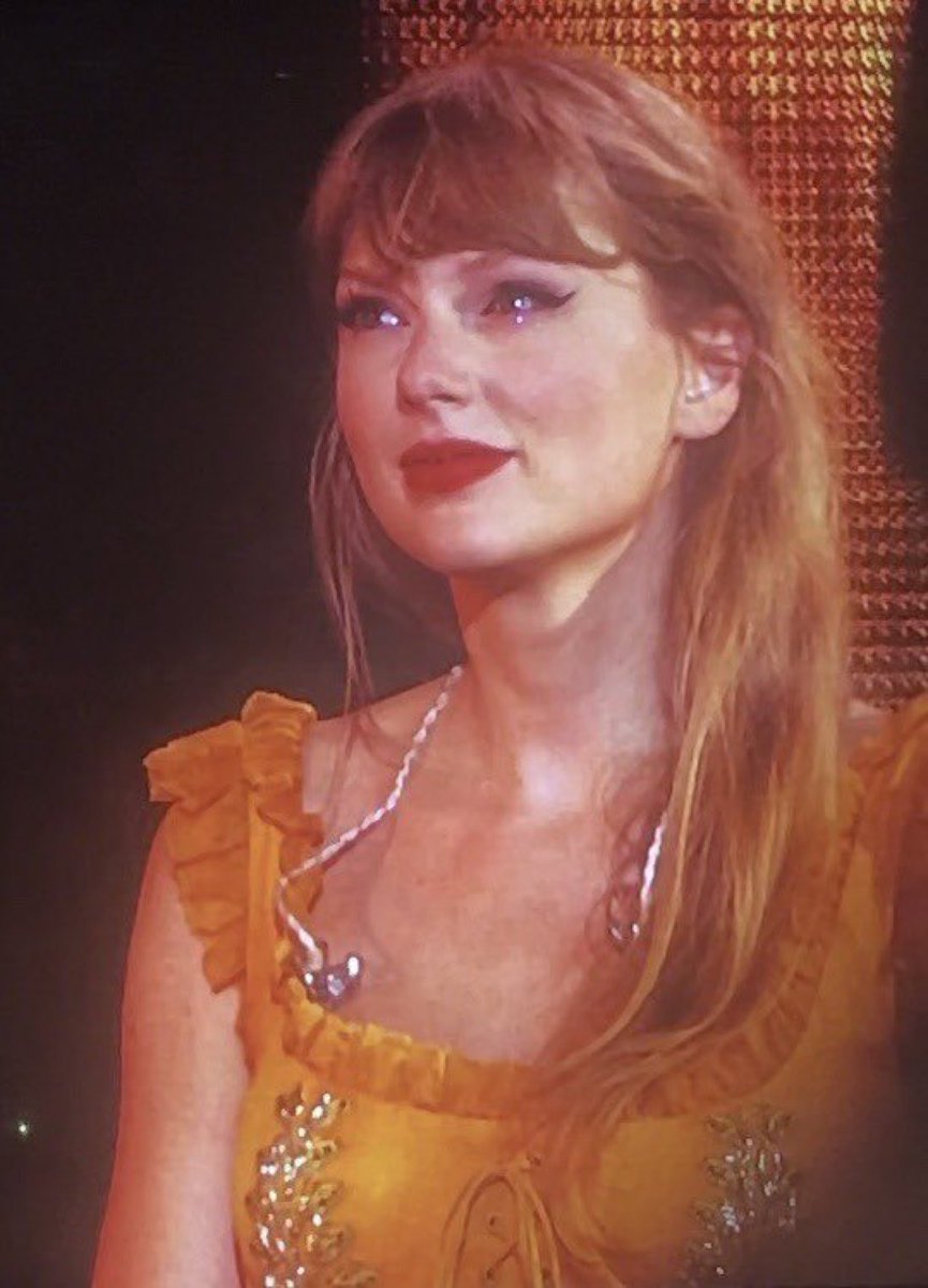 swiftieboston's tweet photo. The 8 minute standing ovation 🥹🥹🥹 https://t.co/0V1j6fhTIO