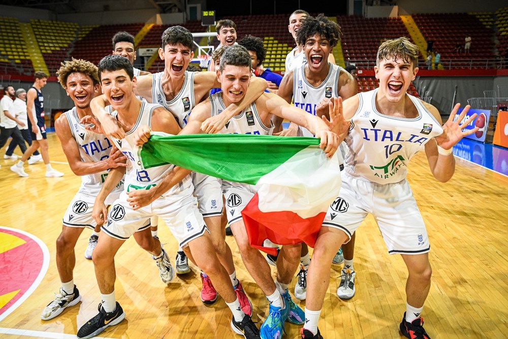 parallelecinico's tweet photo. Mattia Ceccato
Maikcol Perez
Adrian Mathis
Jason Nistrio
Patrick Hassan
Giovanni Granai
Francesco Carnevale
Pablo Abreu
Matteo Accorsi
Luca Bandirali
Achille Lonati
Diego Garavaglia

coach Giuseppe Mangone

Segnatevi questi 12 nomi. Dopo 32 anni una Nazionale giovanile maschile italiana under 16 è arrivata in finale in un europeo. Abbiamo appena perso contro la fortissima Spagna, restando in partita per 39 minuti.
Fateli giocare, dategli fiducia, puntate su di loro, perchè questi ragazzi, non ancora sedicenni, devono essere il futuro della pallacanestro italiana.