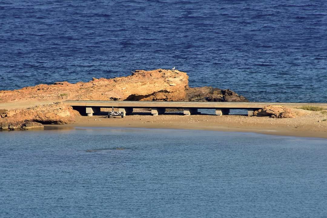 LizAlain9's tweet photo. Στην Ίο η κατάληψη των παραλιών δεν γίνεται μόνο από ομπρελοκαθίσματα. Γίνεται και απ'τις τσιμεντένιες γέφυρες στις φωτογραφίες που σας παρουσιάζουμε. Τις γέφυρες αυτές, στην παραλία Κουμπάρα, έκτισε επιχειρηματίας για να μπορεί να πηγαίνει με το αυτοκίνητό του στην βραχονησίδα⤵️ https://t.co/5dcoBM5GOC