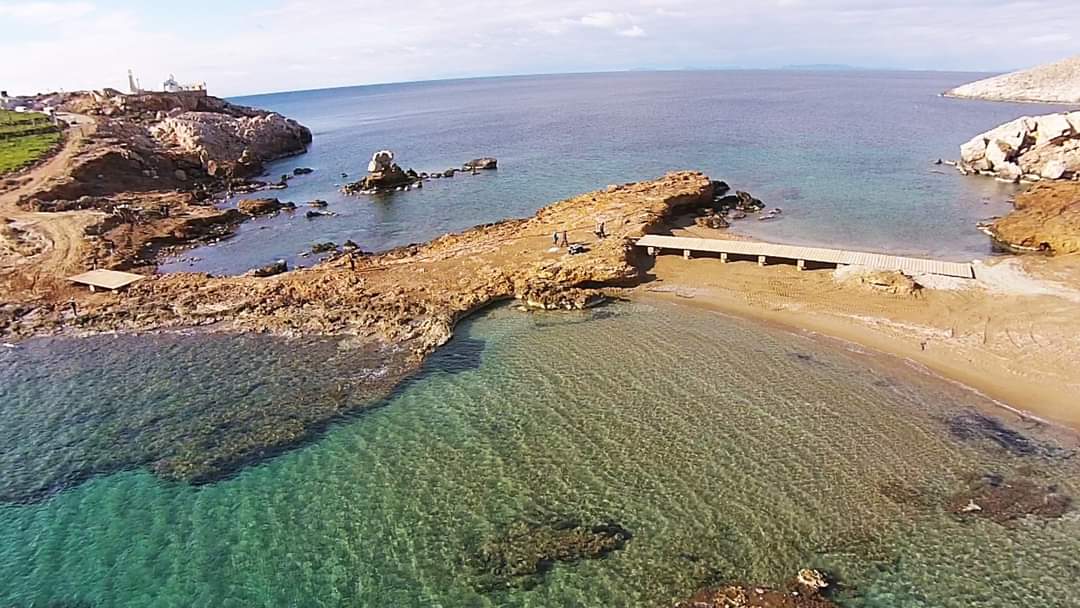 LizAlain9's tweet photo. Στην Ίο η κατάληψη των παραλιών δεν γίνεται μόνο από ομπρελοκαθίσματα. Γίνεται και απ'τις τσιμεντένιες γέφυρες στις φωτογραφίες που σας παρουσιάζουμε. Τις γέφυρες αυτές, στην παραλία Κουμπάρα, έκτισε επιχειρηματίας για να μπορεί να πηγαίνει με το αυτοκίνητό του στην βραχονησίδα⤵️ https://t.co/5dcoBM5GOC