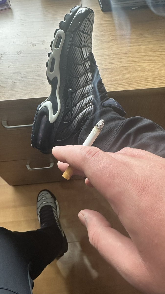smokingchavlad's tweet photo. Having a tab wearing the fresh kicks 🚬👟 https://t.co/k5eg9Bjx2W