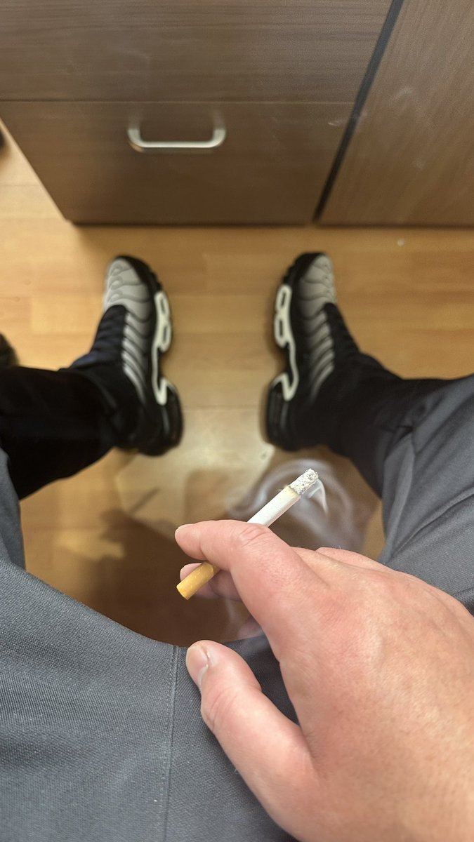 smokingchavlad's tweet photo. Having a tab wearing the fresh kicks 🚬👟 https://t.co/k5eg9Bjx2W