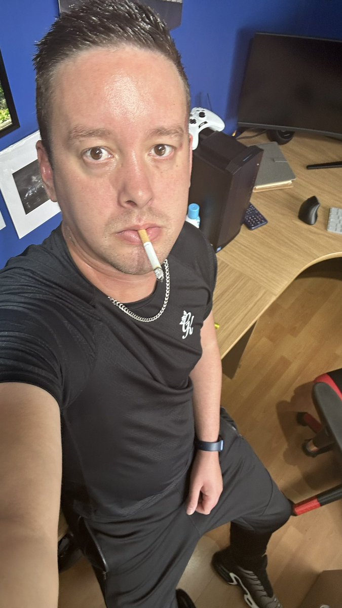smokingchavlad's tweet photo. Having a tab wearing the fresh kicks 🚬👟 https://t.co/k5eg9Bjx2W