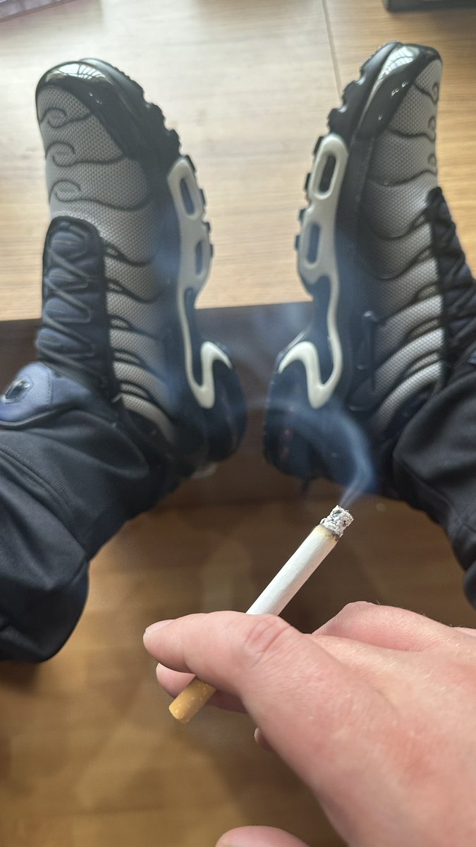 smokingchavlad's tweet photo. Having a tab wearing the fresh kicks 🚬👟 https://t.co/k5eg9Bjx2W