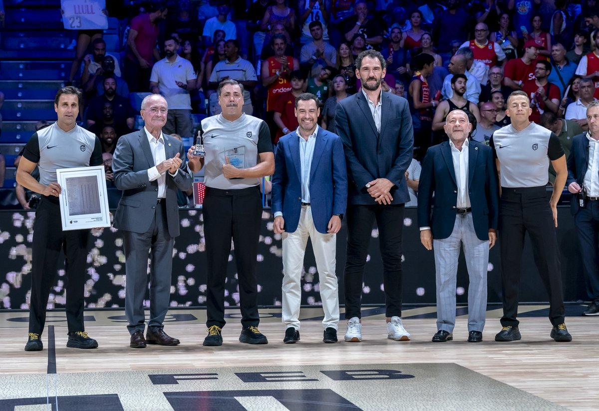 BaloncestoESP's tweet photo. Un merecido homenaje para una sensacional carrera arbitral.

Enhorabuena, Dani Hierrezuelo.

#SomosEquipo https://t.co/pdZFbVRKFn