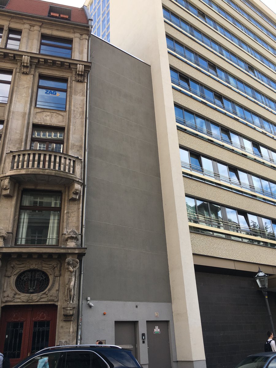 Hallo #Leipzig-Bubble:
Wie sähe das für Euch aus? Platz für Bäume wäre doch sicher genug auf den breiten Gehwegen am Brühl … 
Und ein paar Meter weiter schreit eine graue Betonwand förmlich nach Begrünung, finde ich! (Zwischen Löwenapotheke und Adina-Hotel)