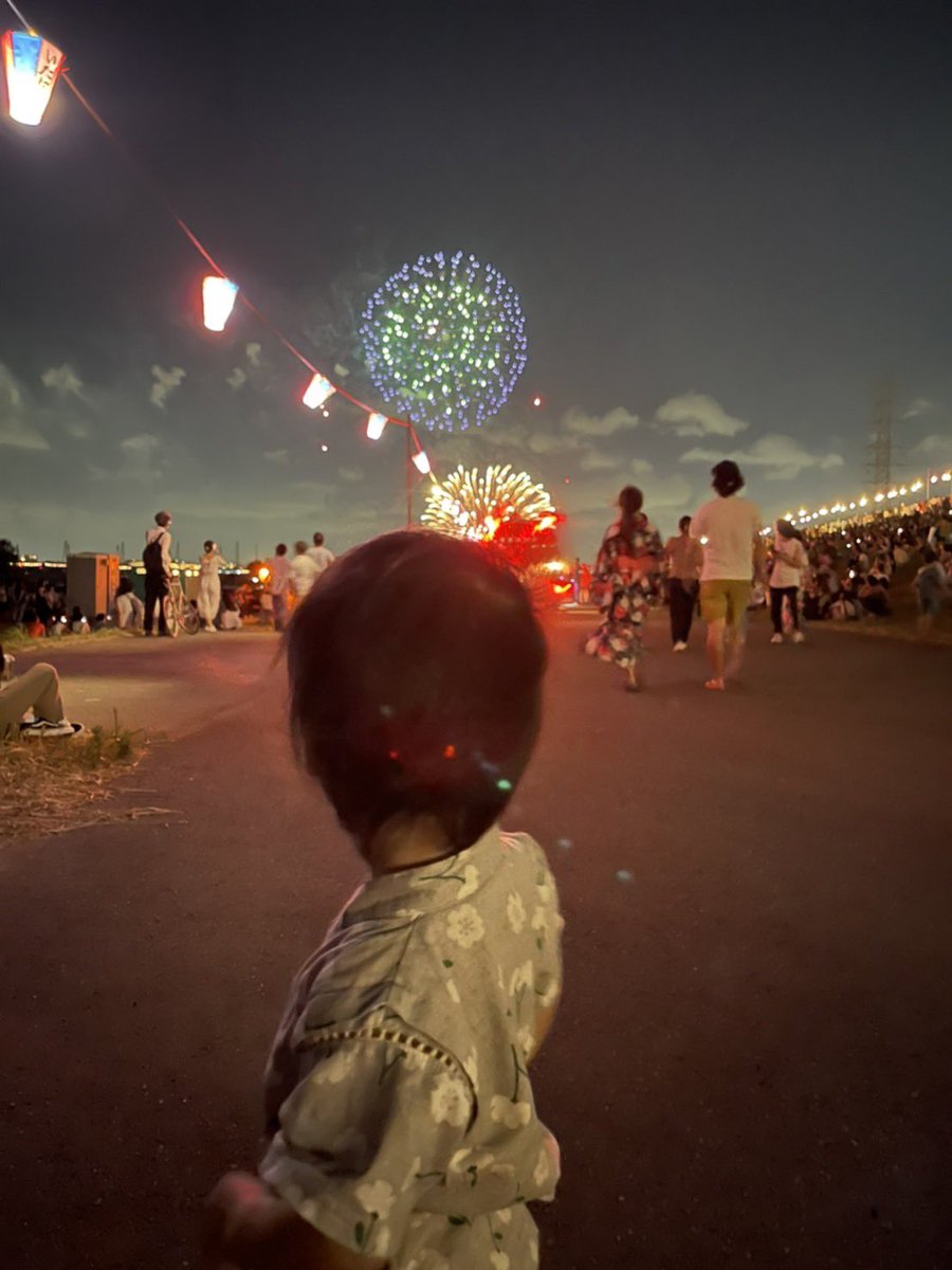 YOZOpine's tweet photo. 0歳と1歳を連れての花火大会は🎆人混みの中歩いて行くのがすごい大変だった😵‍💫。でも1歳児喜んでくれたし綺麗で良かった⭐️
珍しいことに花火が枯草に燃え移って火災発生。中止になってたくさんの人が帰り出した後に一気に花火あがりだした。最後のトリ用の花火はあげれたのかなぁ？。。ナゾが残る🤔🙄 https://t.co/QaCnUeLMnr