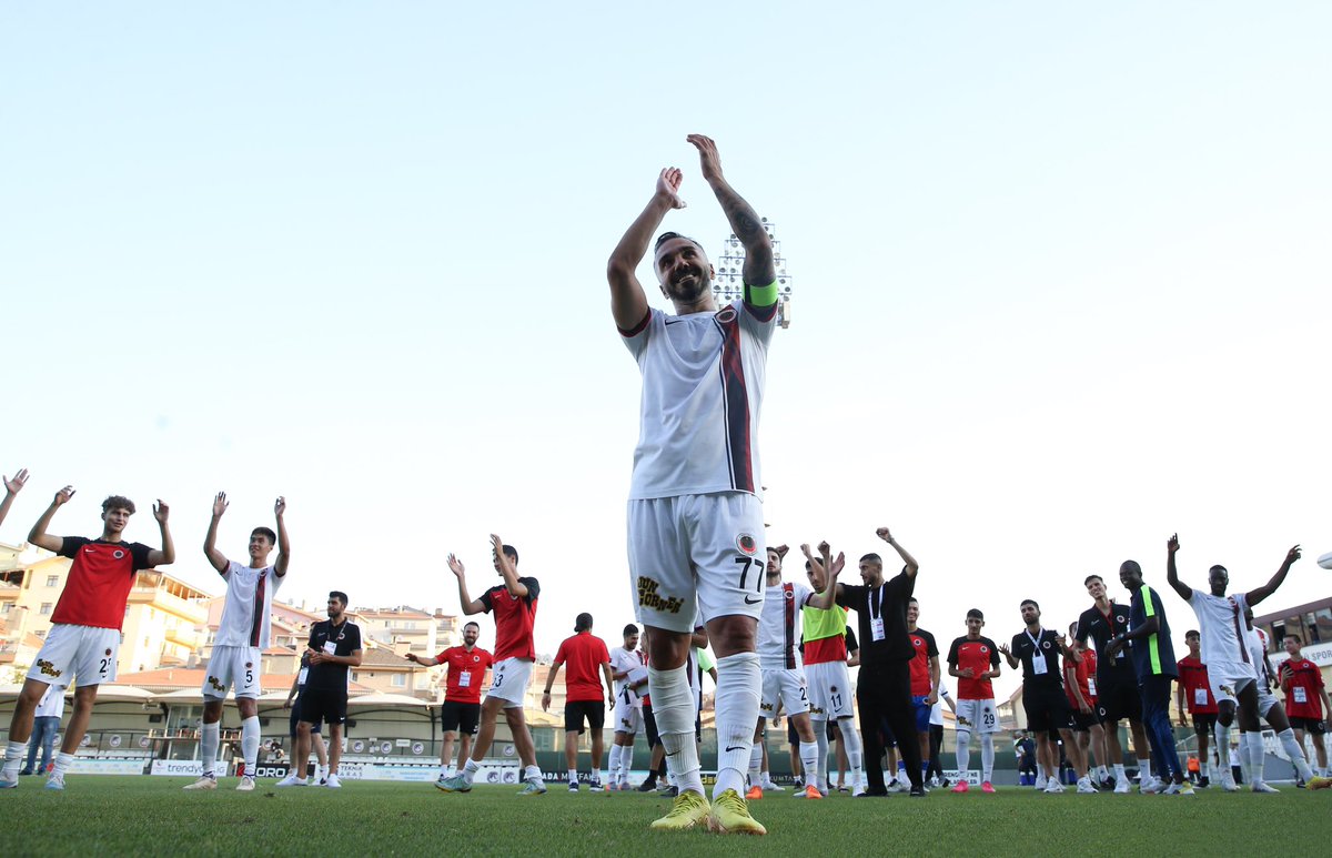 Sendromsuz bir Pazartesi için mutlu uyu 𝑮𝒆𝒏ç𝒍𝒆𝒓𝒃𝒊𝒓𝒍𝒊ğ𝒊 𝑨𝒊𝒍𝒆𝒔𝒊 😴

❤️🖤 

#KırmızıKara
#BuŞehirdeYalnızDeğilsin
#ÇünküBizGençlerbirliğiyiz