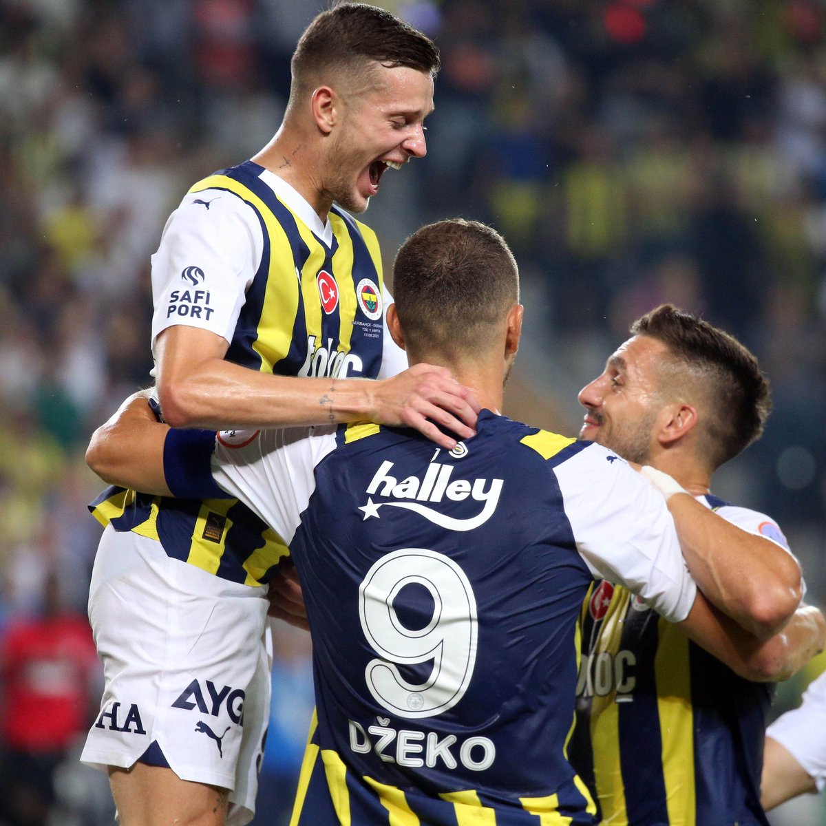 Trendyol Süper Lig'de Fenerbahçe, sahasında Gaziantep FK'yı 2-1 mağlup etti. ⚽ 3' Dzeko ⚽ 18' Dzeko 🔴 23' Maxim ⚽ 45+5' Arda Kızıldağ ❌ 54' Tadic (P)