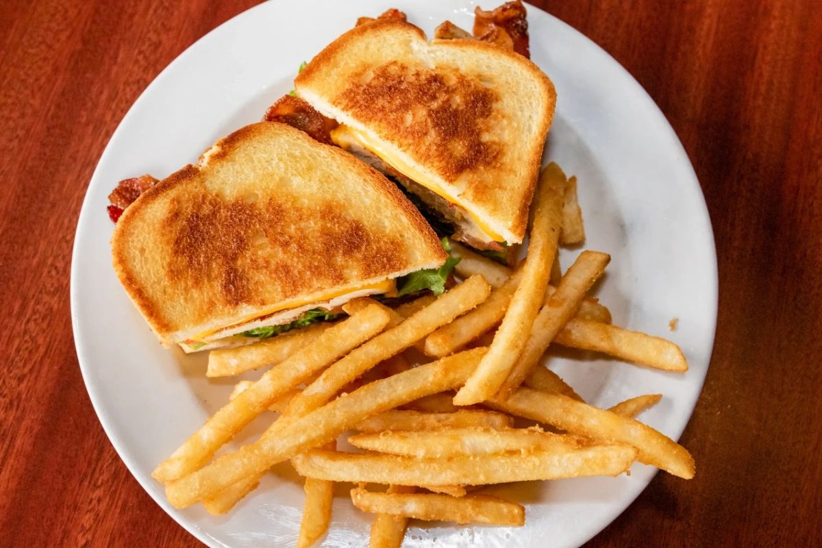PizzeriaUnion's tweet photo. This chicken club is all it takes to turn your Tuesday around. #BestOmahaSportsBar #TheUnion https://t.co/vLcQAt54zd
