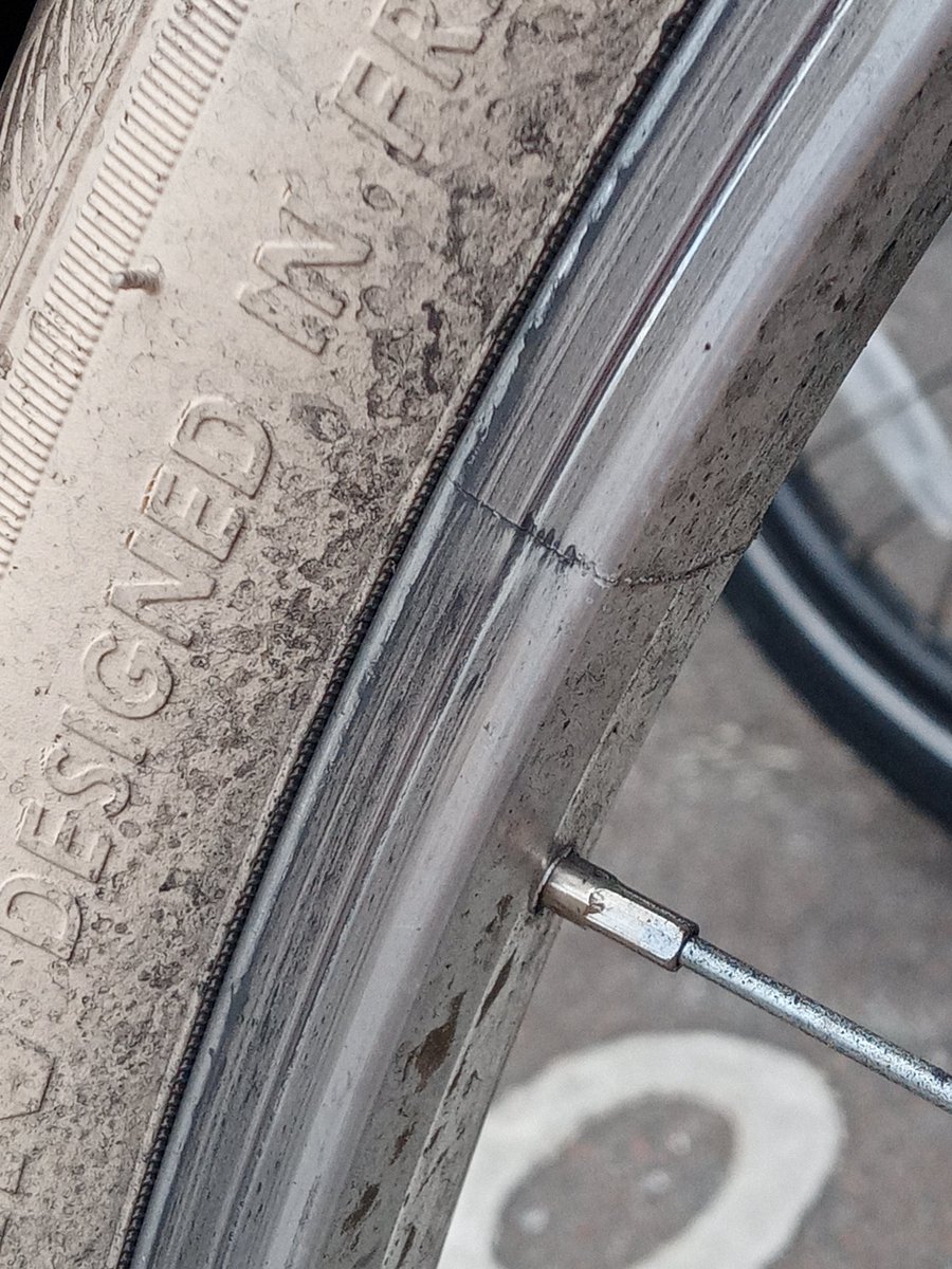 DaneMarseille's tweet photo. Vu dans la rue, #elops de Decathlon, suis contente que j'ai refusé ce #velo . Faute de production ? Ils ont presque tous cette faute.... https://t.co/pH7P7ZV61H