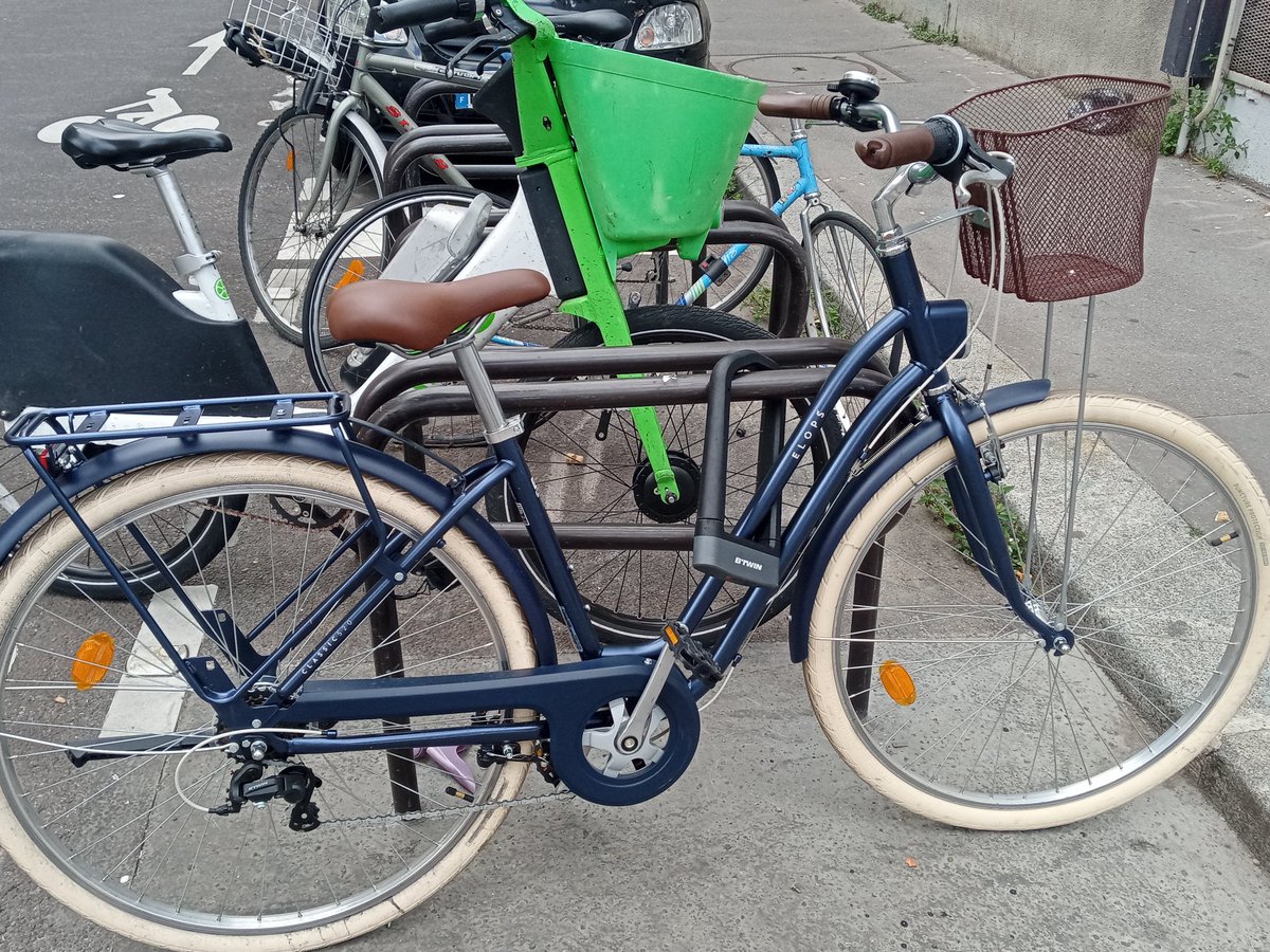 DaneMarseille's tweet photo. Vu dans la rue, #elops de Decathlon, suis contente que j'ai refusé ce #velo . Faute de production ? Ils ont presque tous cette faute.... https://t.co/pH7P7ZV61H