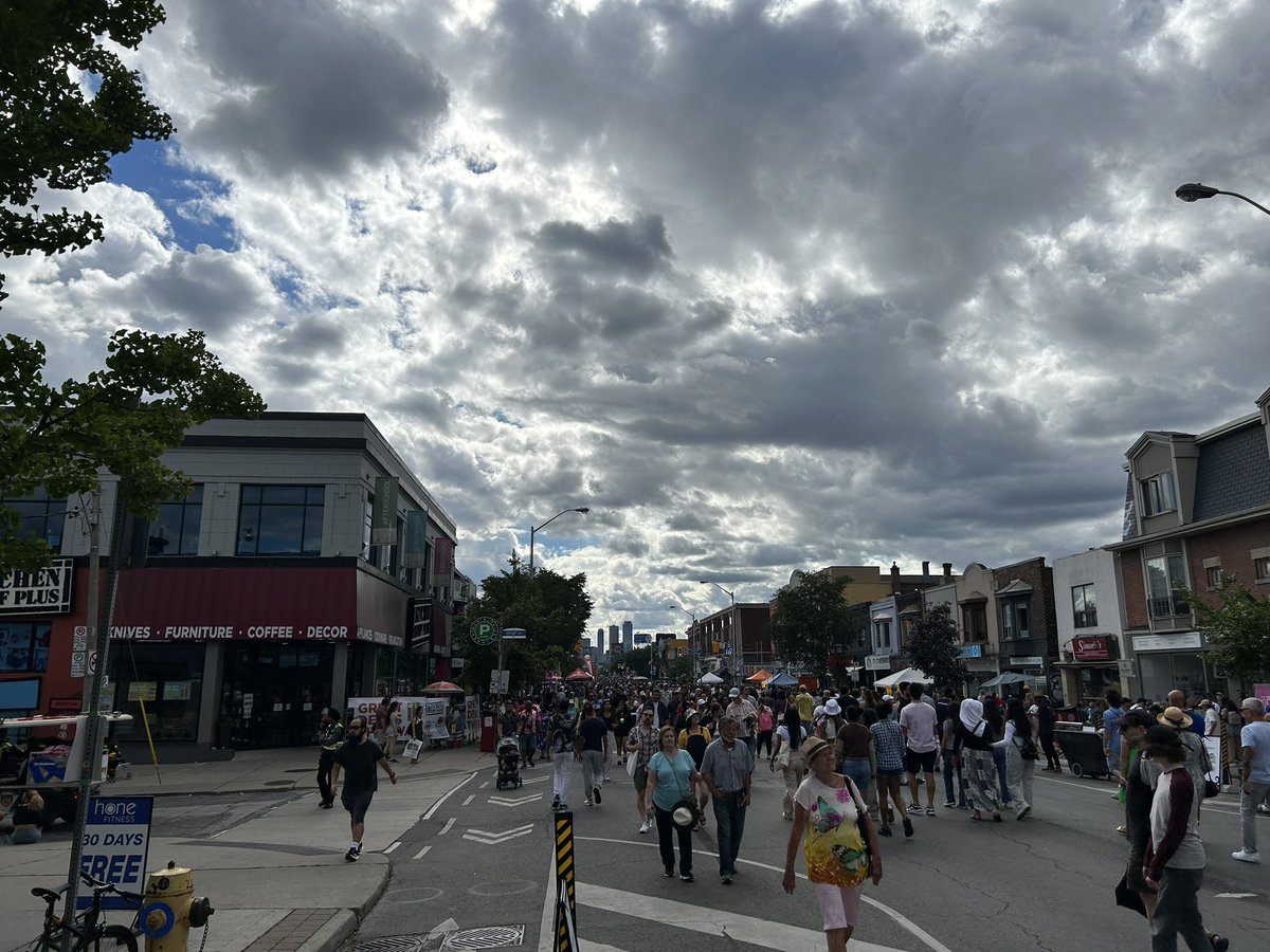 cbctom's tweet photo. Itโs always felt happily odd to hit the grocery store in the middle of #tasteofthedanforth ๐ฌ๐ท. Thousands are out there on this final day, like it looked a decade ago. Signs of a resurgence of an August occasion? #sundayvibes https://t.co/xSGRIyK6d7