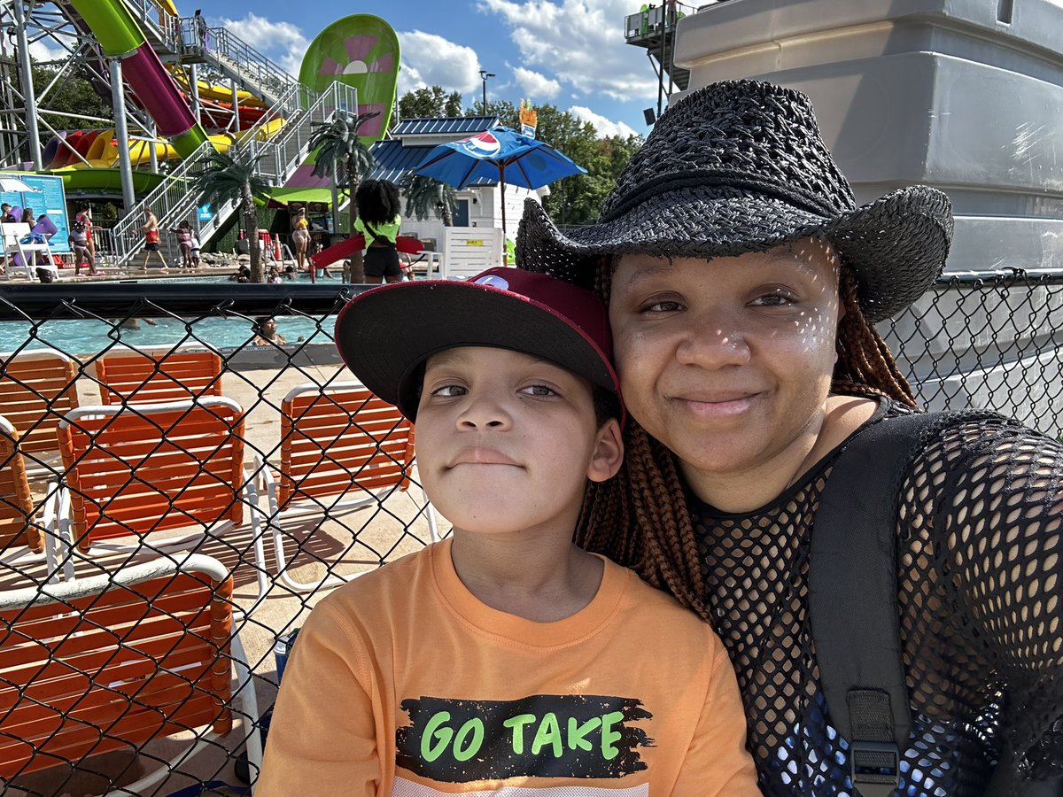 SharaRuffin's tweet image. “Spent a day at the water park with my son, completely unplugged from tech. The laughter and joy were a precious reminder to disconnect from screens and reconnect with loved ones. Simple moments create lasting memories. 🌊 #FamilyTime #DisconnectToReconnect #socialworkertwitter