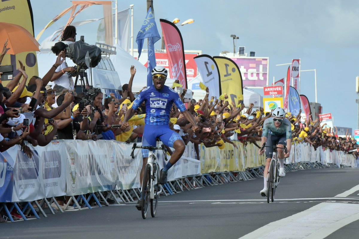 Sur la ligne d'arrivée, LAUTONNE s'envole vers la victoire 🤩, empêchant ainsi Tyler STITES de prendre la première place. Et c’est Benjamin LE NY qui écrit son nom en lettres d'or en remportant brillamment cette 72e édition du Tour Cycliste International de Guadeloupe.