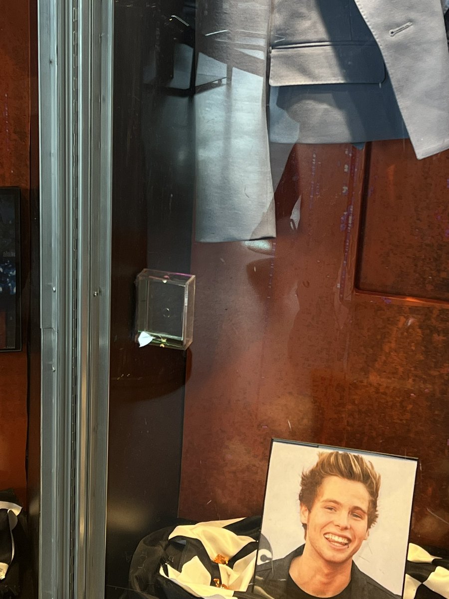 CALMDAlLY's tweet photo. 5SOS hung up the lip ring in Luke's display box! #The5SOSShowBostonN2

📸 @MODUS0S https://t.co/O9IcWNqPqh