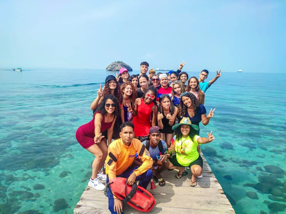 CoranzturVen's tweet photo. Gracias al Intercambio Turístico #Estudiantil, un regalo del Presidente @nicolasmaduro, bachilleres de #LaGuaira continúan disfrutando de nuestros maravillosos atractivos turísticos🎉😎
📍 #PlayaPuinare, Parque Nacional #Mochima😍🏖️
@luismarcanos @frankvalerap https://t.co/7L3Oz7u3Qq