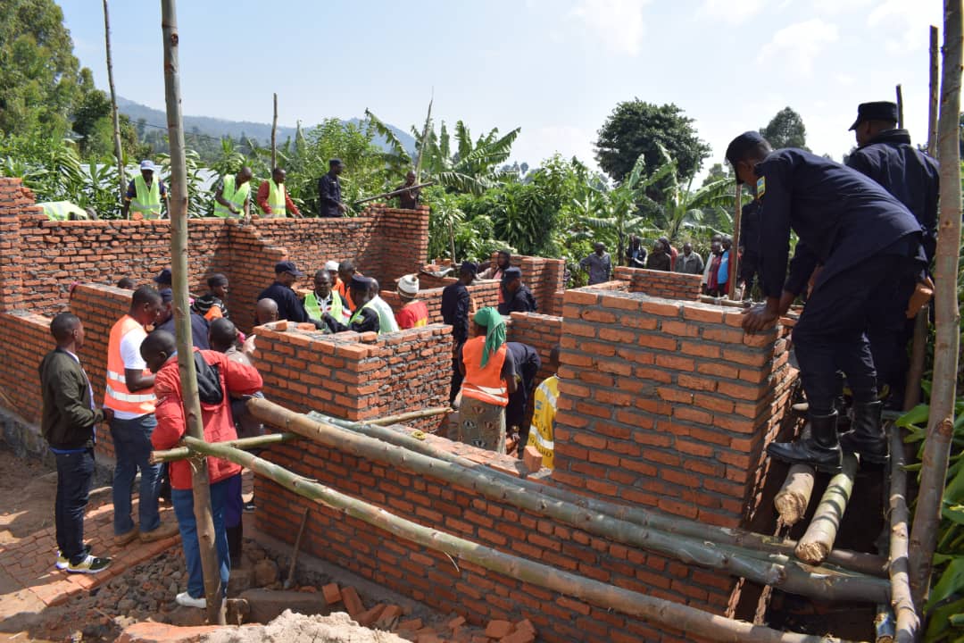AfricaFactsZone's tweet photo. Rwanda Police built 30 homes for poor families, provided solar power for 3,000 rural homes and constructed 6 head offices for crime free villages. They also provided health insurance for 3,000 families.

All these were part of Rwanda's Police Month Outreach activities in 2019. https://t.co/lLRi6mYTEh