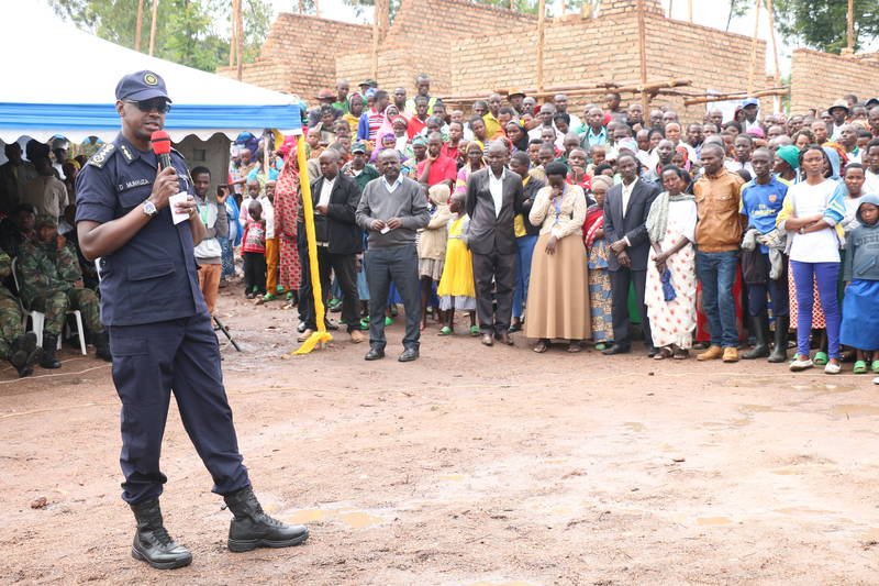 AfricaFactsZone's tweet photo. Rwanda Police built 30 homes for poor families, provided solar power for 3,000 rural homes and constructed 6 head offices for crime free villages. They also provided health insurance for 3,000 families.

All these were part of Rwanda's Police Month Outreach activities in 2019. https://t.co/lLRi6mYTEh