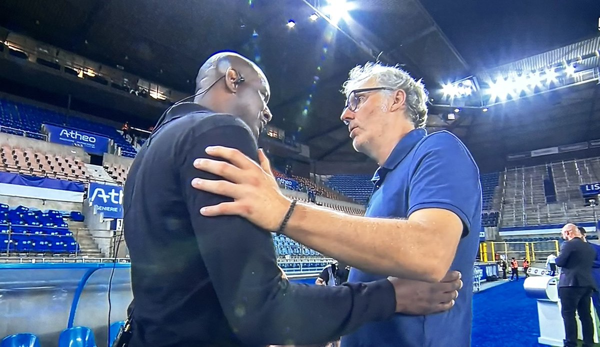 - Oooohh mon Pat, ça te dit on se fait un golf dans la semaine?

- J’peux pas j’ai une équipe à entraîner Lolo…

#OL #RCSAOL