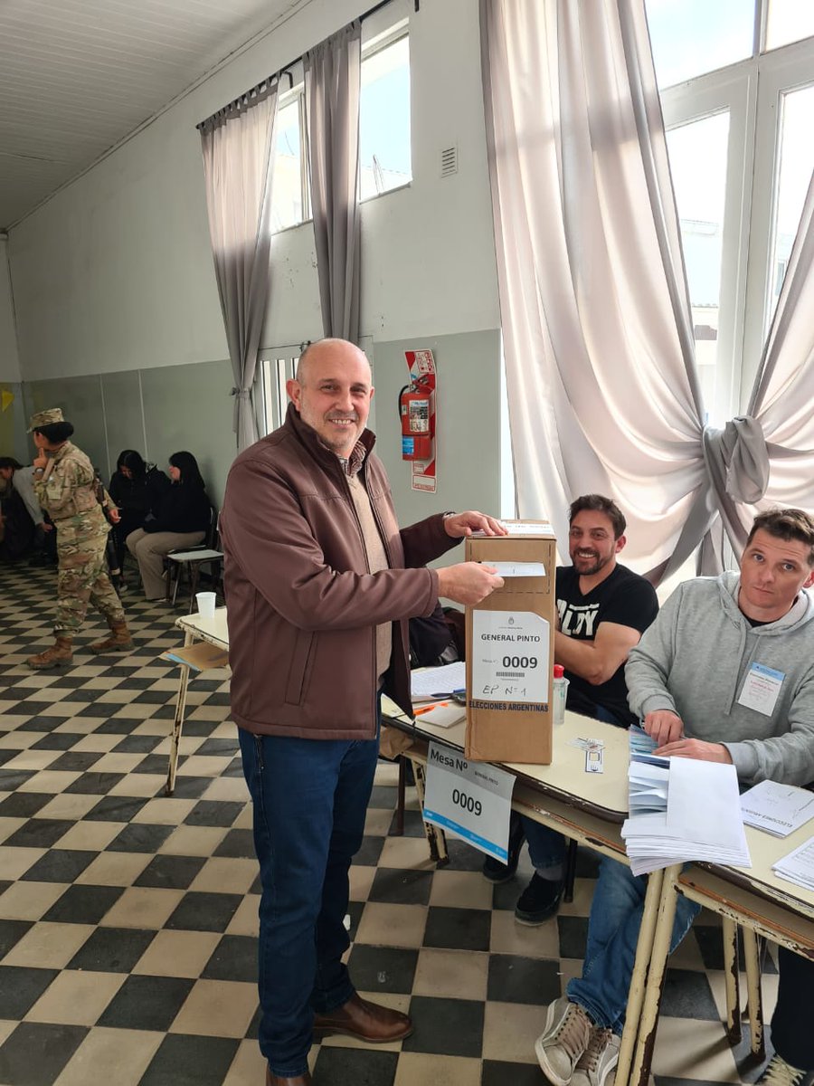 Hoy voté en #GeneralPinto. Son 40 años ininterrumpidos de democracia que debemos seguir cuidando. Quiero agradecer a las y los ciudadanos que, con su trabajo, posibilitaron que las y los argentinos podamos elegir una vez más a nuestros representantes.