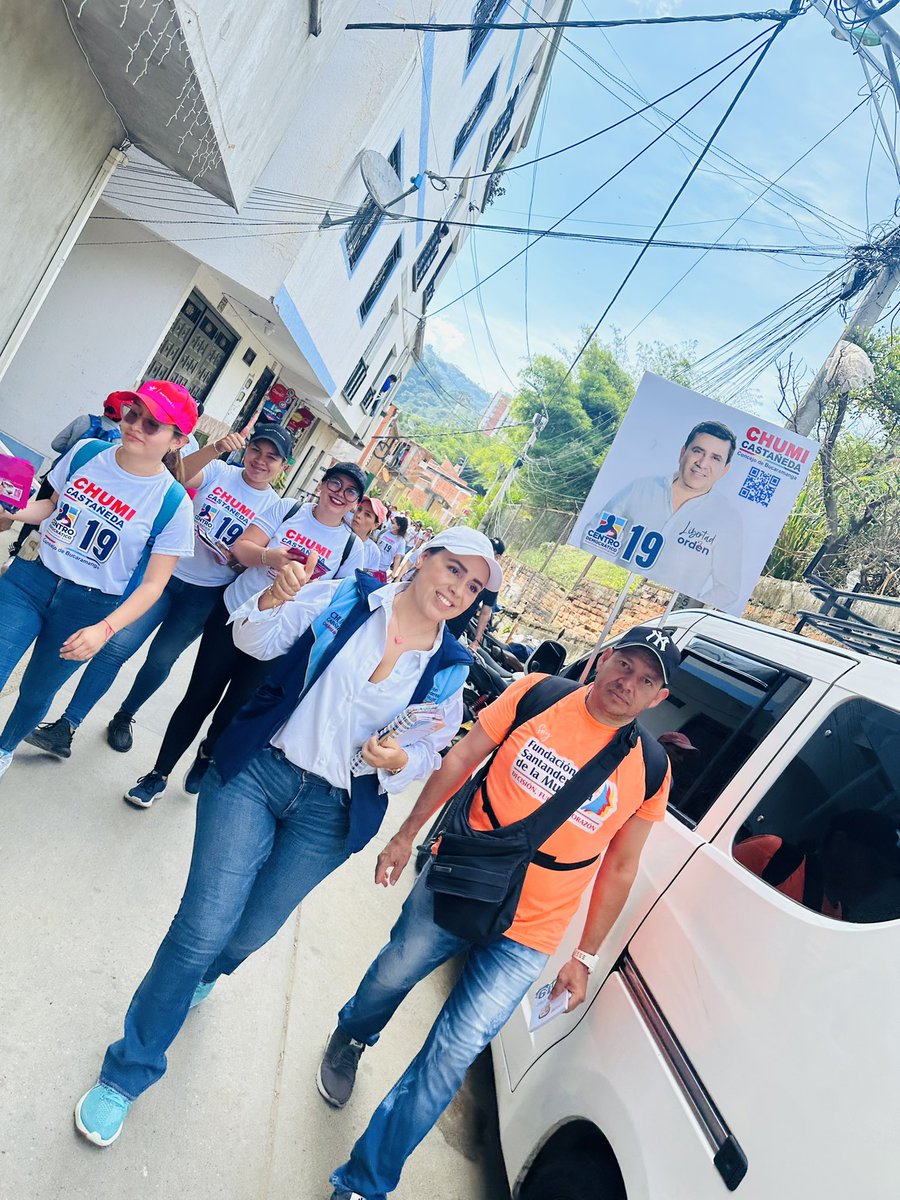CindyKCastaeda2's tweet photo. #LibertadyOrden 

Por las calles de mi BGA

#CentroDemocratico19ConcejoBGA 

@ChumiCastaneda @DeSantandereana https://t.co/ZXB08kRo2J