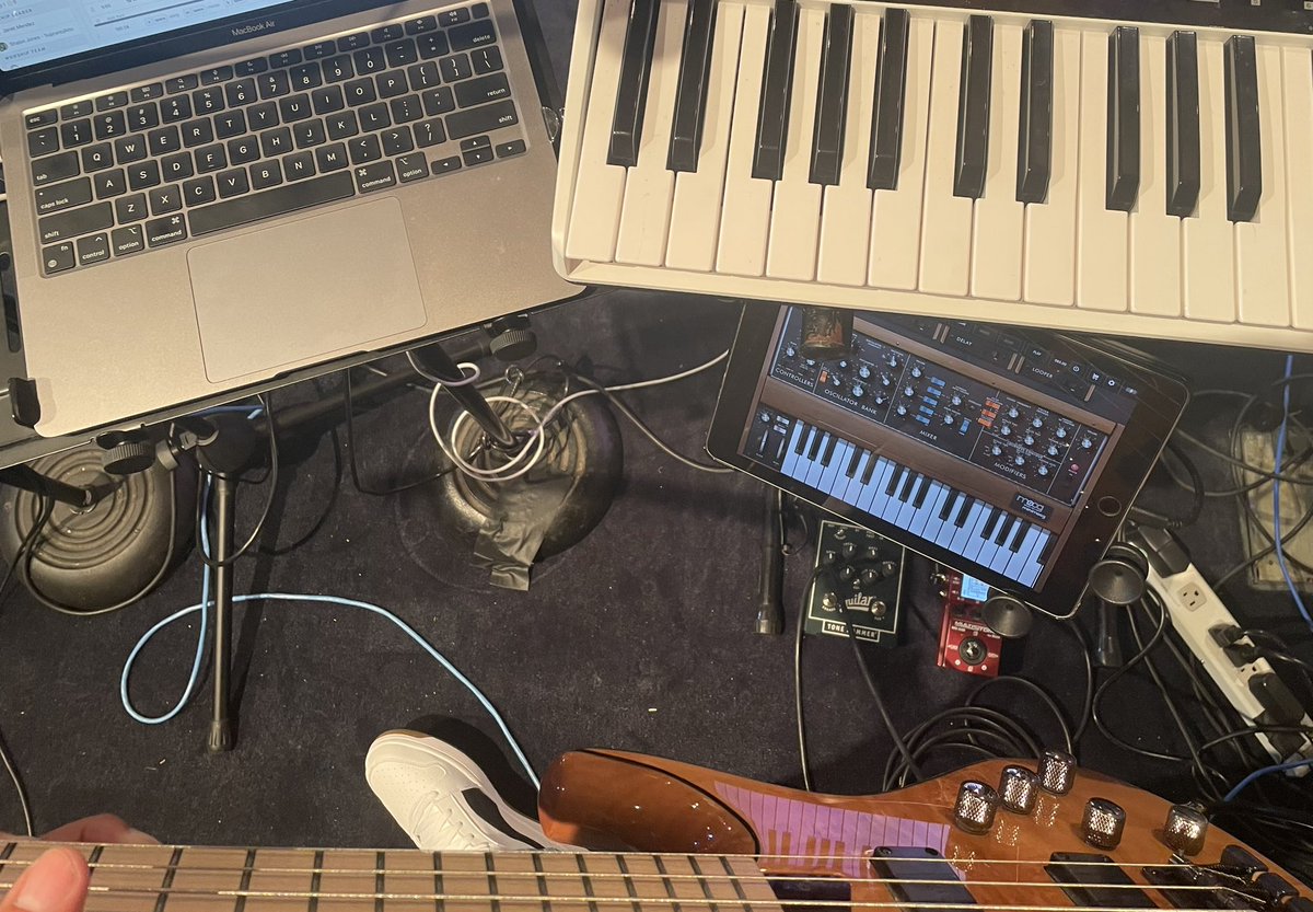 peterlpowers's tweet photo. #currentsituation #bass #synthbass #mtd4lyfe #moog #iPad #church https://t.co/Wxm5JWz71Z
