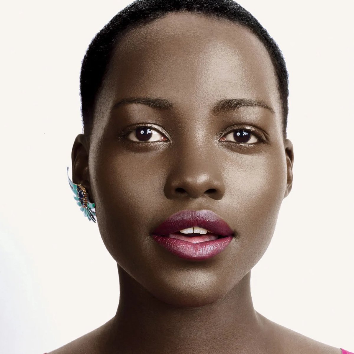 sboficial's tweet photo. 🚨 Lupita Nyong'o está sendo cotada para interpretar Tiana no live-action de A Princesa e o Sapo, afirmam insiders.