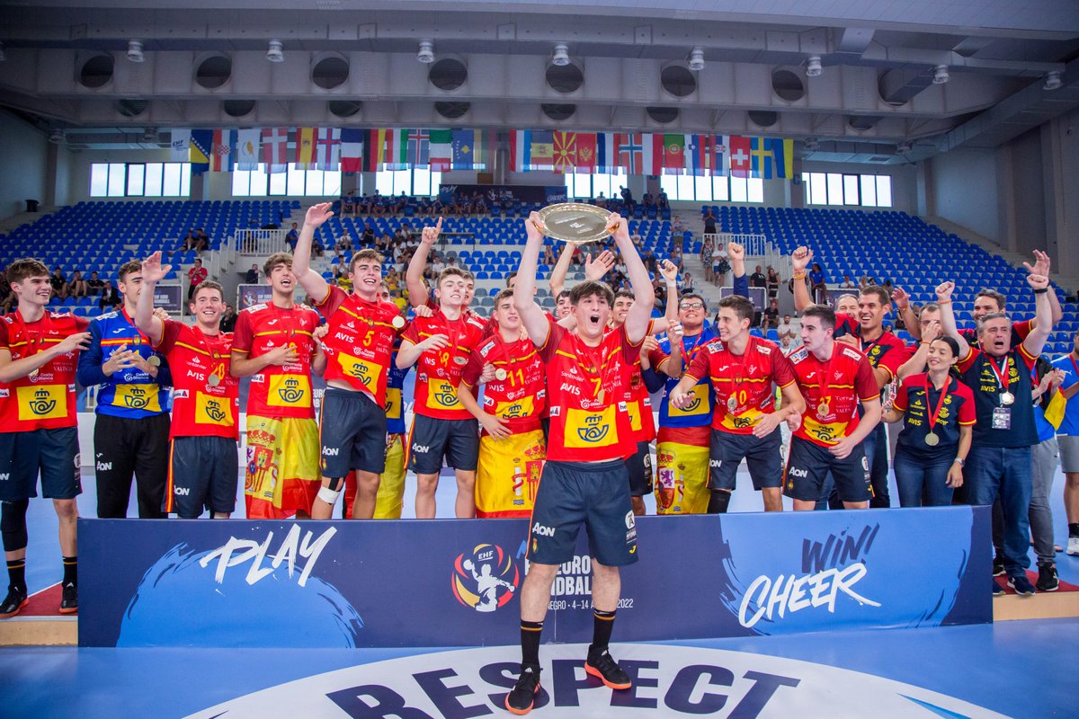 Piel de gallina con la doble corona europea🥇2022 y mundial🥇2023 conseguida por la generación de oro del balonmano español #HispanosJuveniles 04-05 🤾🏼‍♂️🇪🇦💪.Gracias por hacernos disfrutar con vuestro maravilloso balonmano desplegado.#creandofuturo #miradalarga #elplansiguesucurso