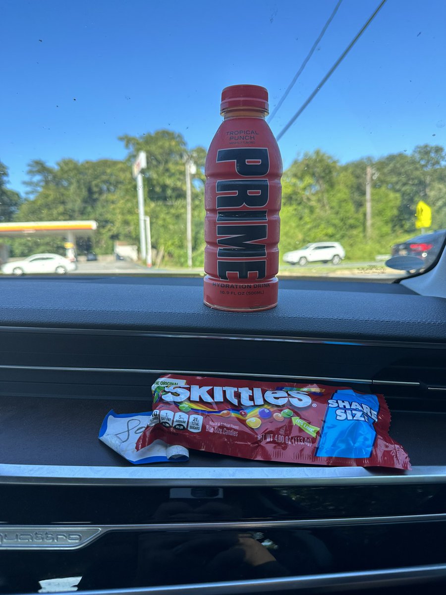 cummings6_ty's tweet photo. Absolute scenes in the local 7-11. This is what he lives for. This is what he does. #wegotprime https://t.co/G7QL4zX9Id