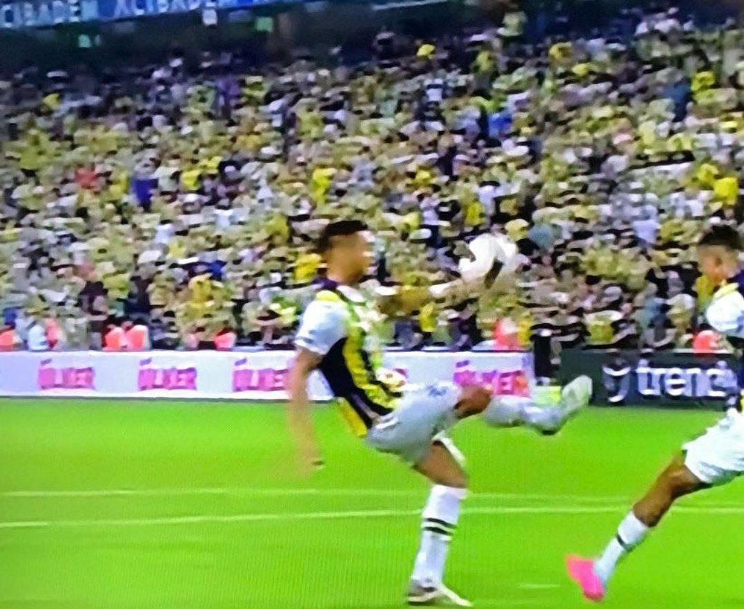 Galatasaray'ın 1 gol averajla şampiyonluğu kaybettiği sezon Babbel'in arkası dönük pozisyondaki temasa penaltı uyduran Fenerbahçe'nin kadrolu eyyamcısı Abdülkadir Bitigen bu akşam gözü önündeki Tadic'in apaçık elle temasını seyretmedi bile...
#KadıköydeYineHırsızVAR