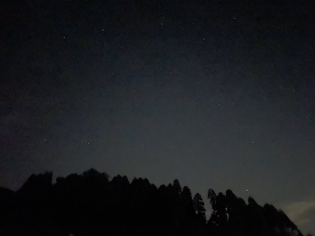 taeko_baba's tweet photo. プラネタリウムみたいな
山のてっぺんで
寝そべって空を眺めるだけの時間
#ペルセウス座流星群
夏の終わりだなぁ https://t.co/NmkRKxoYgi