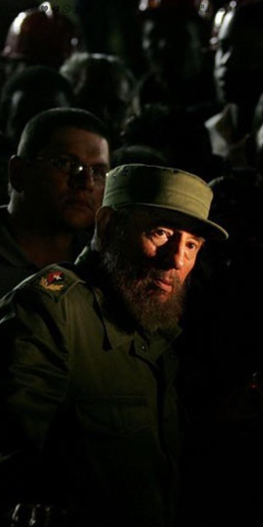 ÉL, tocado por la luz
divina para los hombres,
va descalzo, no te asombres,
misionero a contraluz.
Va esparciendo todos sus
verbos, pródigos amores.
A los pobres, los mejores
alientos, las utopías,
para q ganen porfías
ante imperios odiadores.

#FidelPorSiempre 
#13agosto