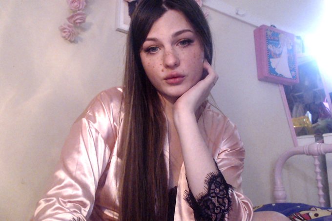 I used some freckle makeup today I really like how it came out 😊 https://t.co/KuUZ9oWg2j