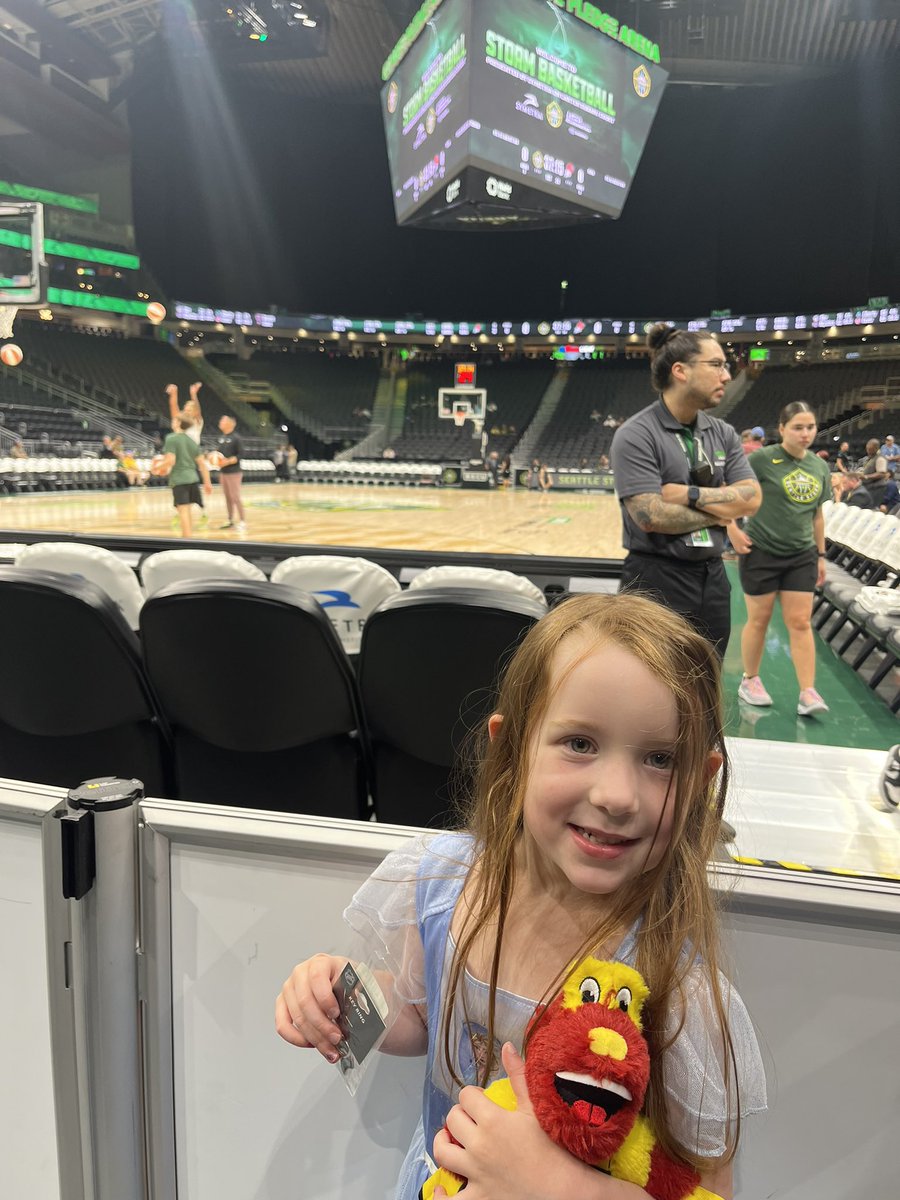 Erin_Church's tweet photo. Teaching the next generation about the power of women’s sports! Her favorite player is Mercedes Russell!#takecover https://t.co/kE5lhahiGB