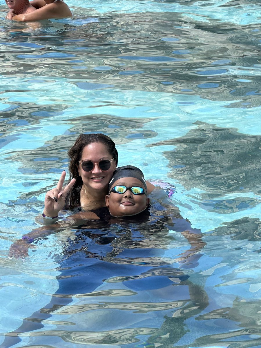 vanessahiland's tweet photo. Weekend before school starts. Vegas for #WeekendsWithAdele and back to Chicago for #MJthemusical with my ❤️s https://t.co/LG3ZgdFgLh