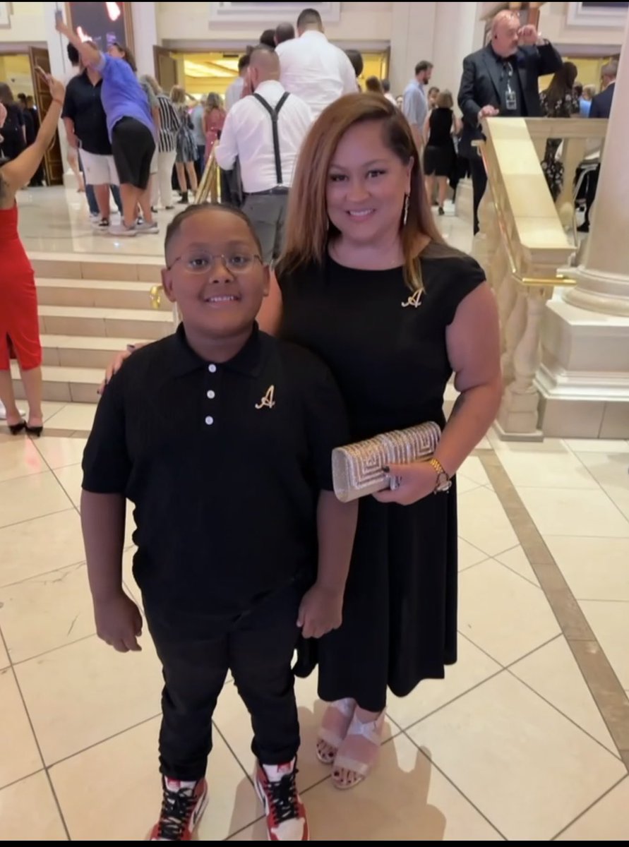 vanessahiland's tweet photo. Weekend before school starts. Vegas for #WeekendsWithAdele and back to Chicago for #MJthemusical with my ❤️s https://t.co/LG3ZgdFgLh