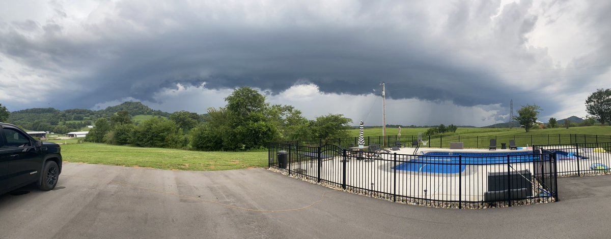 J_Bake78's tweet photo. @CumberlandWx heck of a shelf cloud ! #Lock7 https://t.co/KTZ61dhIlo