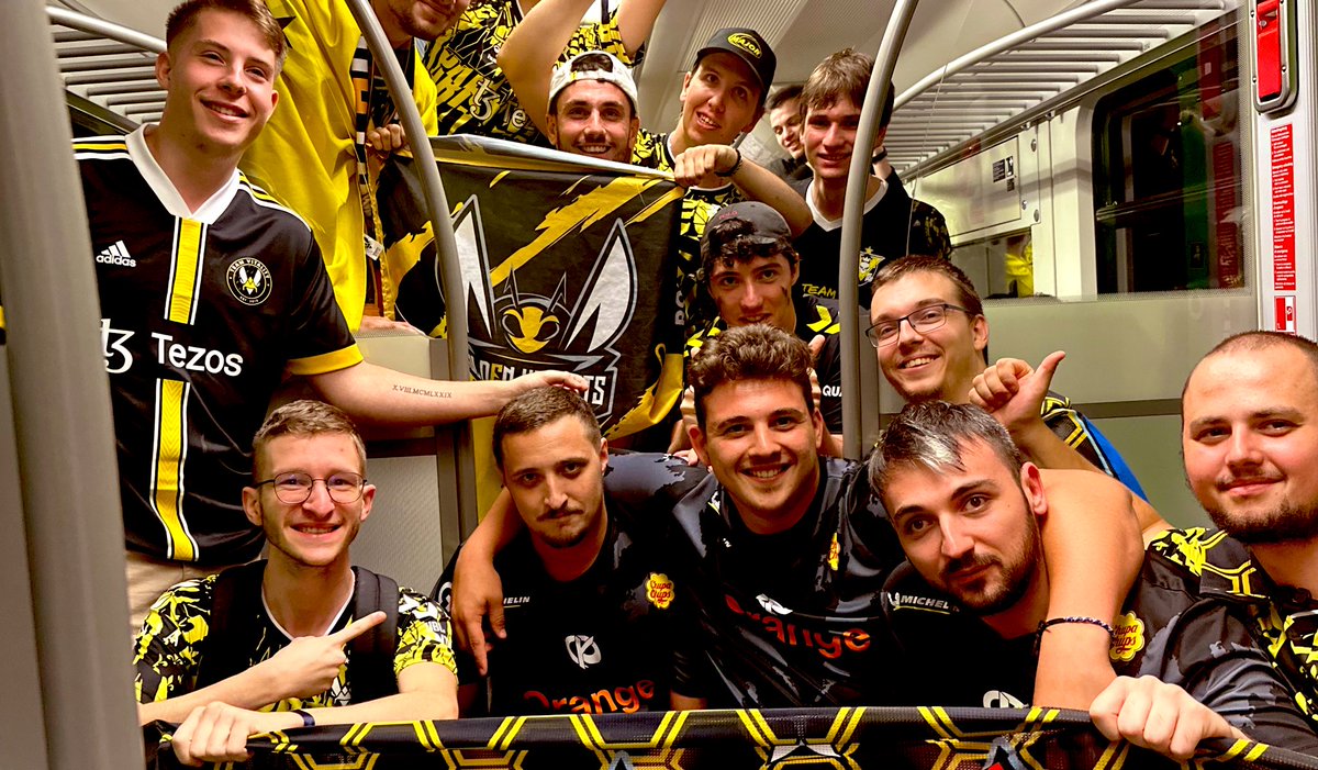 Barky__'s tweet photo. Merci aux ultras Vitality de @GoldenHornets pour la bienveillance et bravo pour la victoire ! @LeBlueWall on revient plus forts l’année prochaine c’est à nous 😎 #RLCS https://t.co/7DbHZSiNDX
