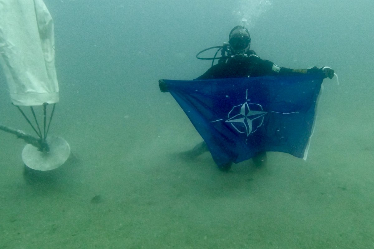 #SNMCMG2 (ITS Stromboli and ITS Alghero) and Tactical Commander Mediterraneo Sicuro (CTG 425.01) are operating together for the security of Italian underwater critical infrastructure, sharing best practices and underwater situational awareness. #WeareNATO #StrongerTogether💪