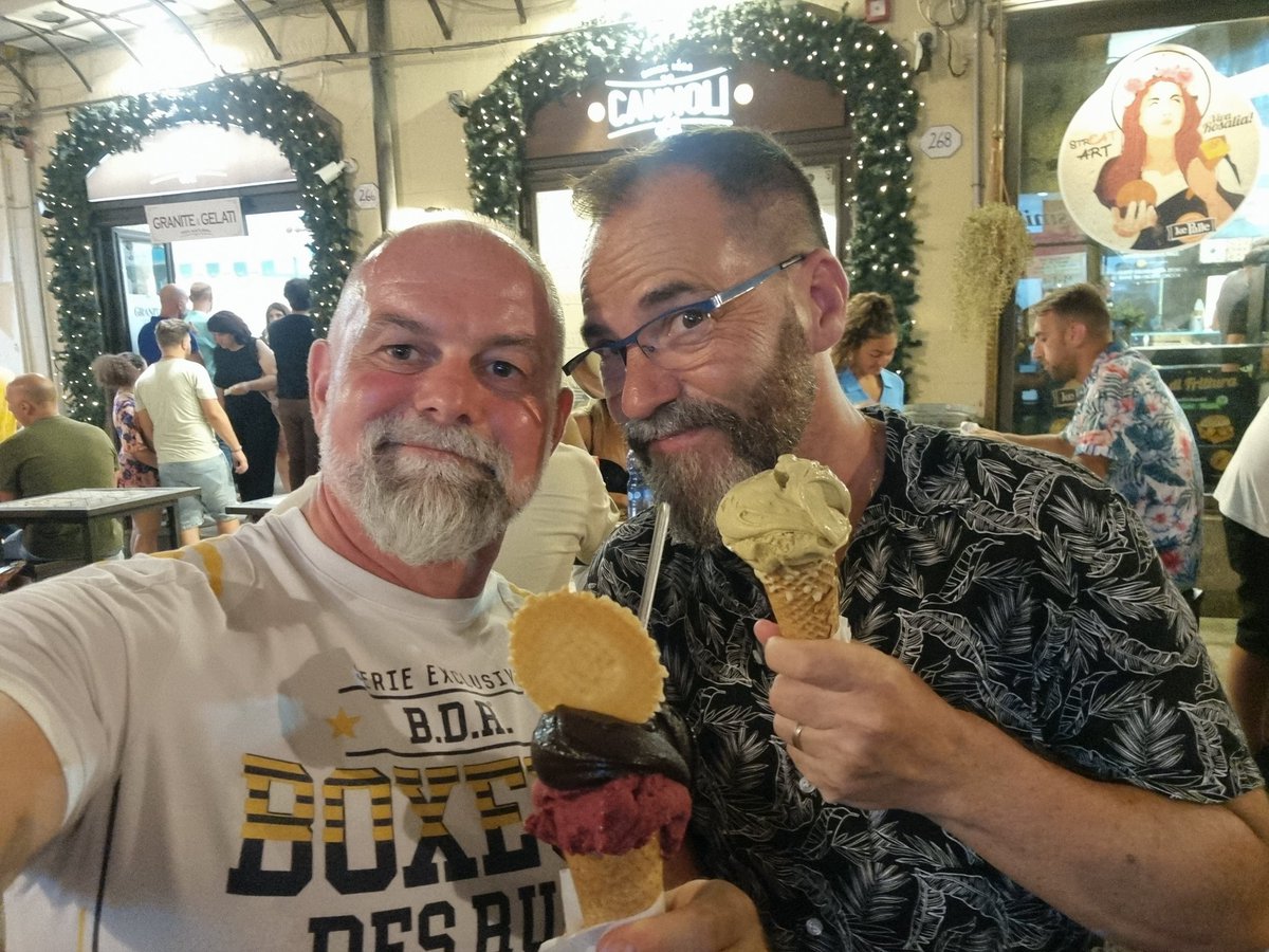 Jimmy_Grey_FR's tweet photo. 23h... l'heure de la glace... 5 euros les deux cornets... du dark chocolat vraiment dark...
et deux français gourmands contents.
#gelato #sicilia #palermo #gaylife #coppiagay #gaycouple #daddy #bear #beard #teambarbu https://t.co/HOCdlnRyLk
