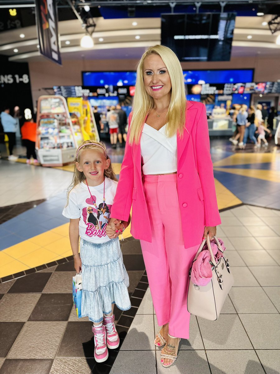Can you guess what we went to see? 💖💖💖

#girlmum #barbiemovie #welikepink