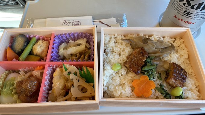 台風のこともありますし、早い方が確実に新幹線乗れるだろうってことで、ホテルチェックアウトして朝早めの新幹線で東京離脱。
東京駅は朝早くから駅弁屋開いててすごい! 