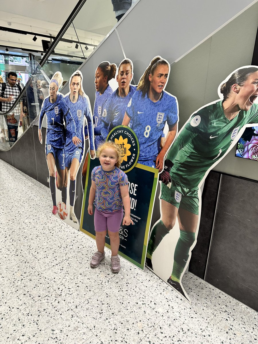 announcerphil's tweet photo. Lottie (4) in @marksandspencer yesterday, insisted on having a picture with the #Lionesses ⚽️ #followtheflower https://t.co/RcRmTiriVk