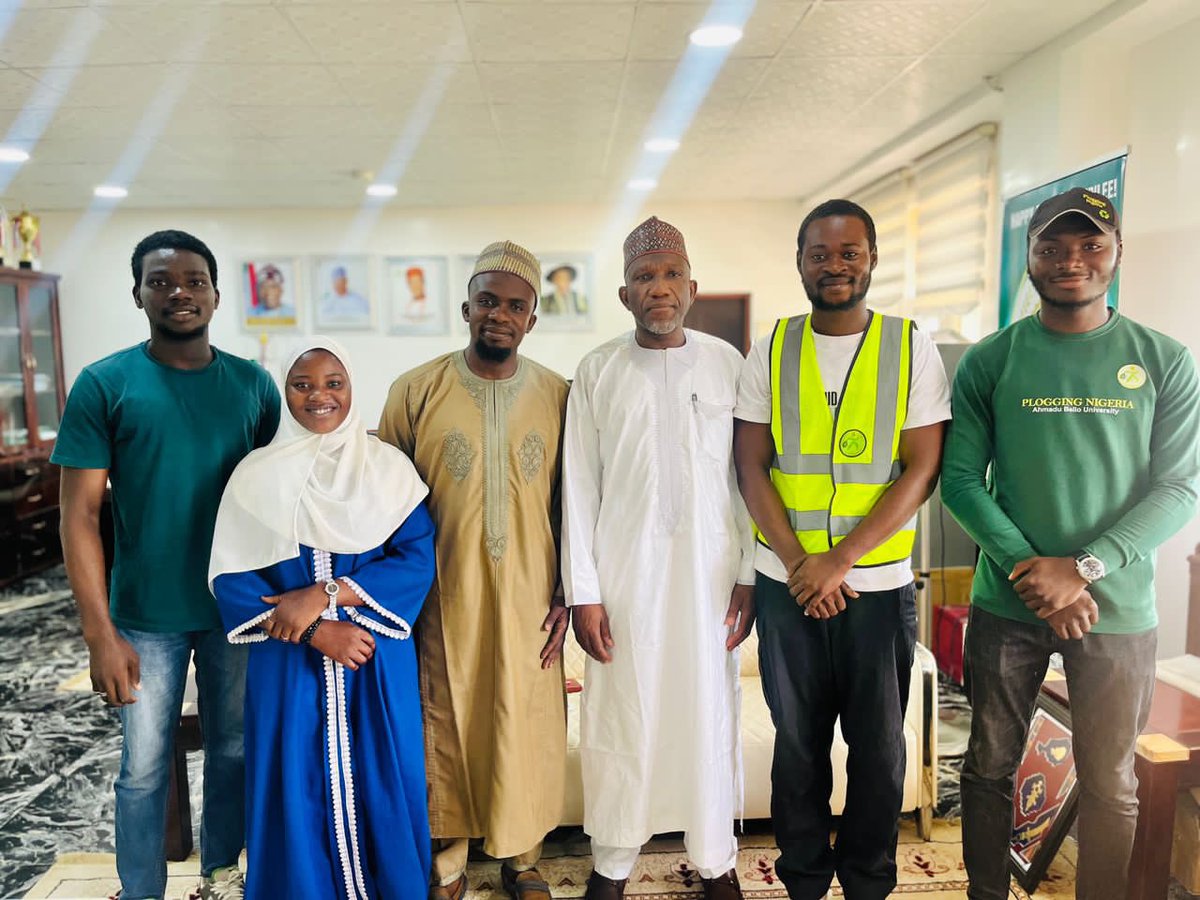 abuploggas's tweet photo. Productive meeting with the Vice Chancellor! π±
Excited to join forces for an upcoming mega campus cleanup. His enthusiasm and support mean a cleaner, greener campus for all.
#PloggingNigeria
#PloggingNigeriaClubABU
#Ploggingepisodes
#WeKeepFitToKeepClean https://t.co/754bPpA6cz