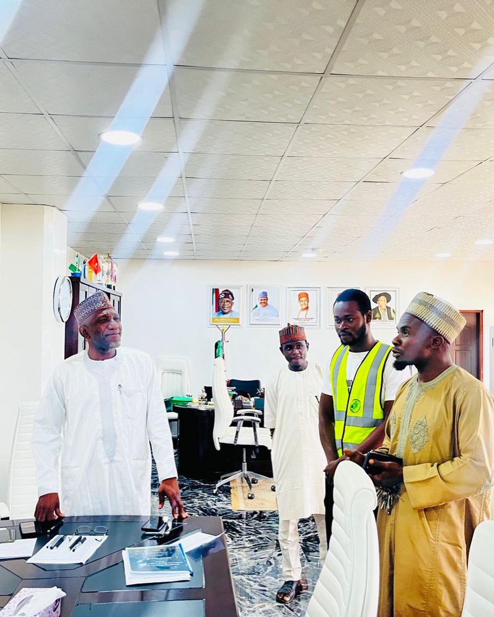 abuploggas's tweet photo. Productive meeting with the Vice Chancellor! π±
Excited to join forces for an upcoming mega campus cleanup. His enthusiasm and support mean a cleaner, greener campus for all.
#PloggingNigeria
#PloggingNigeriaClubABU
#Ploggingepisodes
#WeKeepFitToKeepClean https://t.co/754bPpA6cz