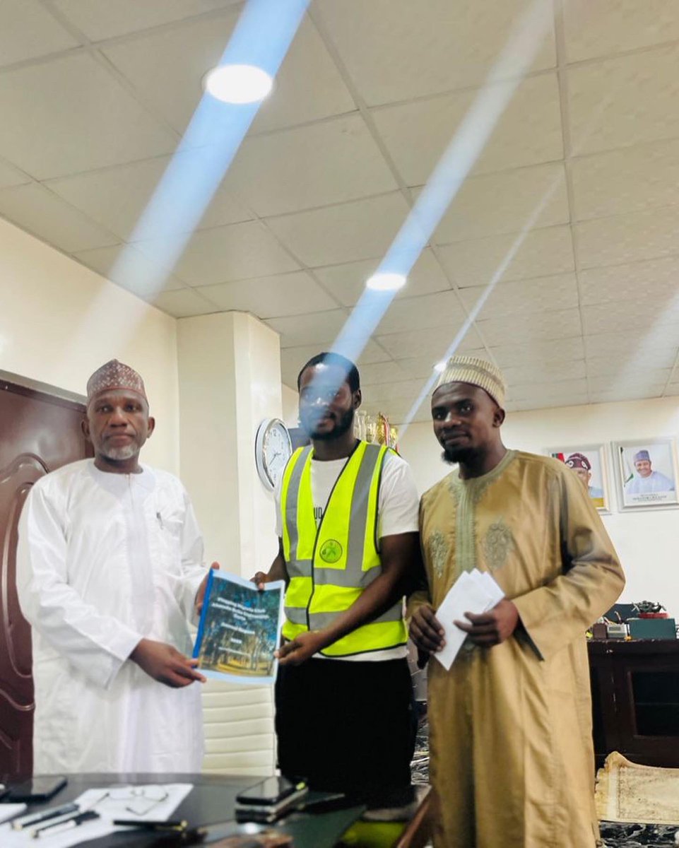abuploggas's tweet photo. Productive meeting with the Vice Chancellor! π±
Excited to join forces for an upcoming mega campus cleanup. His enthusiasm and support mean a cleaner, greener campus for all.
#PloggingNigeria
#PloggingNigeriaClubABU
#Ploggingepisodes
#WeKeepFitToKeepClean https://t.co/754bPpA6cz