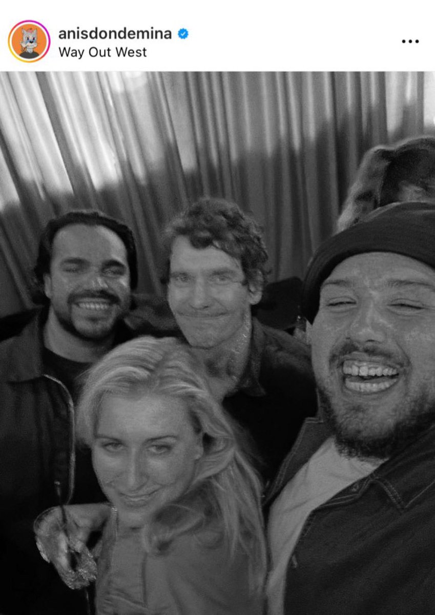 Ni vet känslan när man smyger in på en porrmässa utan sin familjs vetskap och Ron Jeremy med crew vill ta en selfie